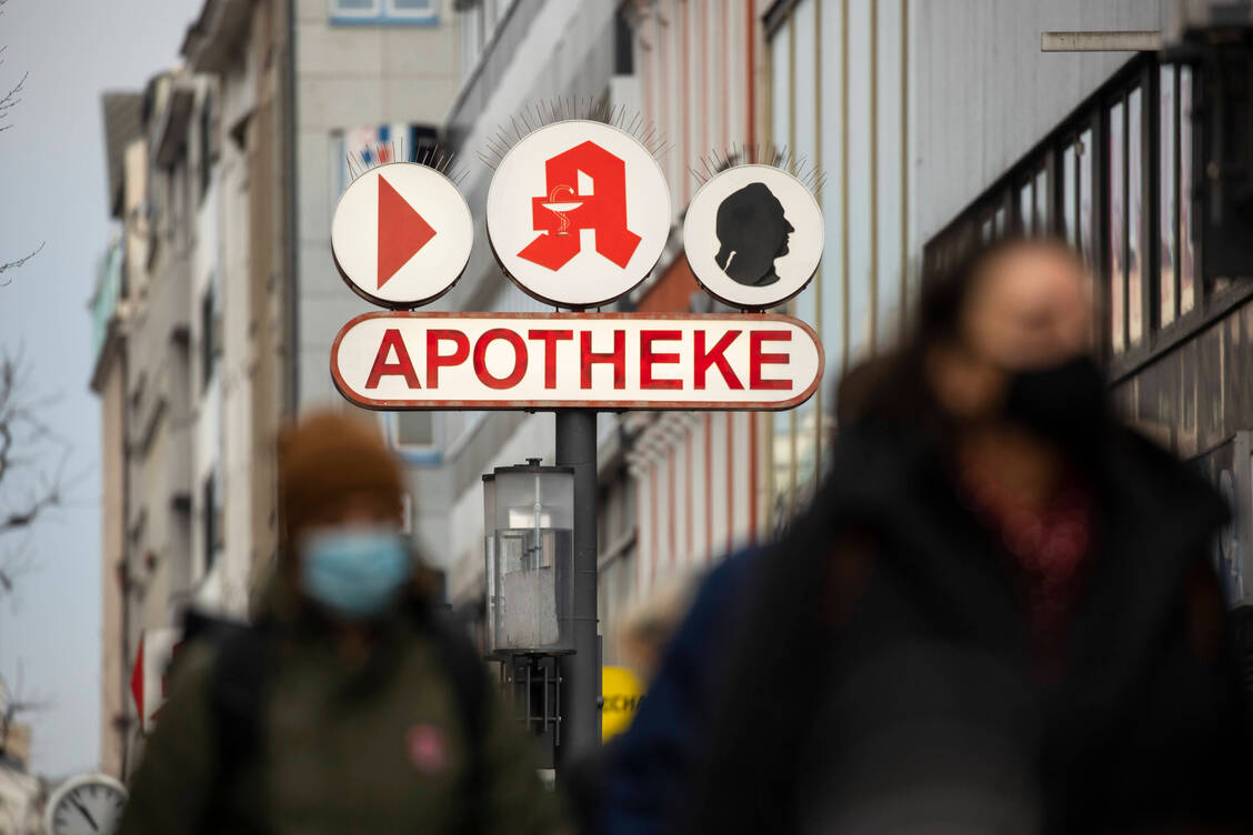 Apotheken sind in allen Berliner Kiezen schnell zu erreichen. Die Grünen wollen den niedrigschwelligen Zugang für die Impfungen gegen das Coronavirus nutzen.   / Foto: Imago images/Emmanuele Contini
