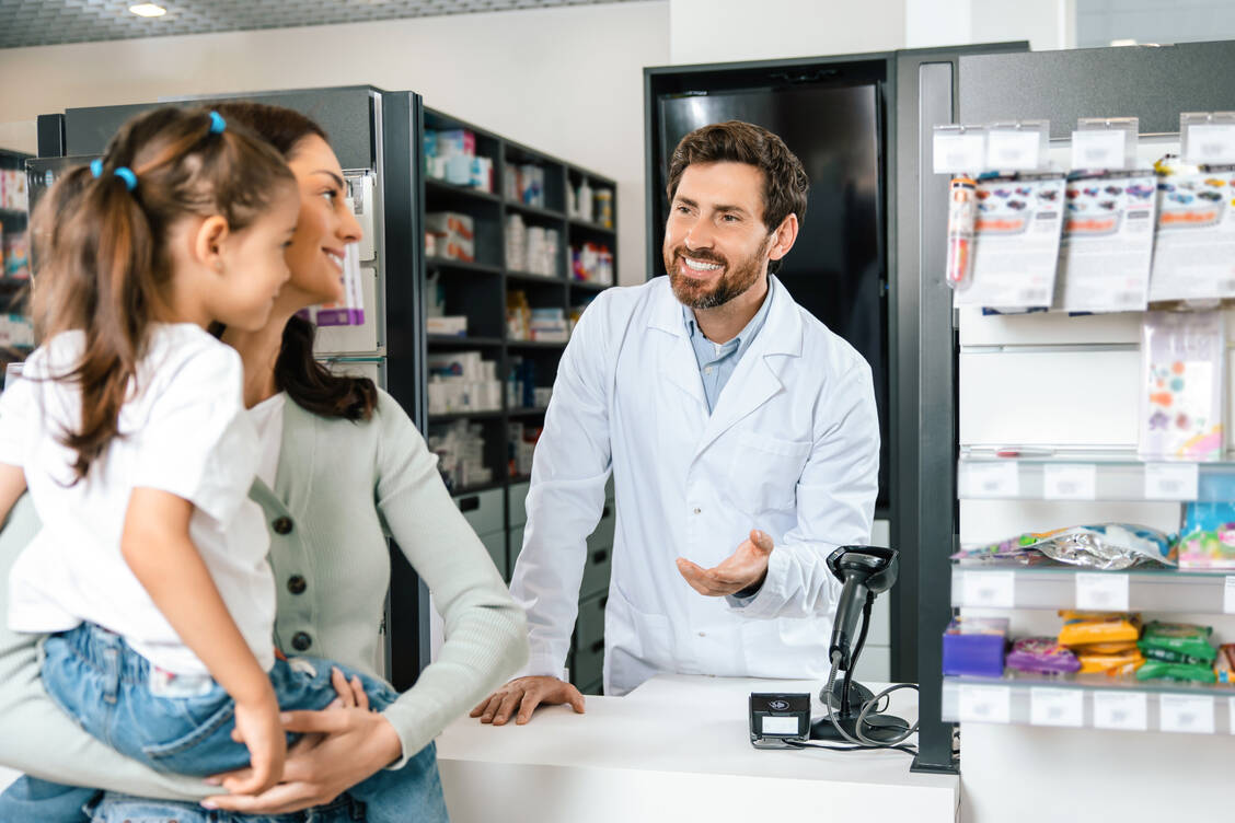 Die persönliche Beratung vor Ort wird nach wie vor bevorzugt. / © Adobe Stock/zinkevych