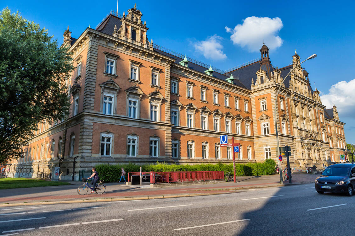 Mit einem Urteil vom 4. Februar untersagt das Landgericht in Hamburg einer Apotheke der Hansestadt die Abgabe einer bestimmten Opiumtinktur als Rezepturarzneimittel. / Foto: Imago/Ivan Vdovin