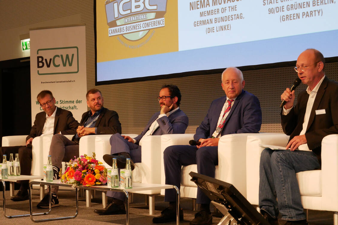 Jürgen Neumeyer (ganz rechts) vom Branchenverband Cannabiswirtschaft moderierte die Politik-Runde am Donnerstag. Zu Gast waren Wieland Schinnenburg (FDP), Niema Movassat (Linke), Werner Graf (Grüne), Burkhard Blienert (SPD) (von rechts). Erwin Rüddel (CDU) war online zugeschaltet. / Foto: PZ/Kurz