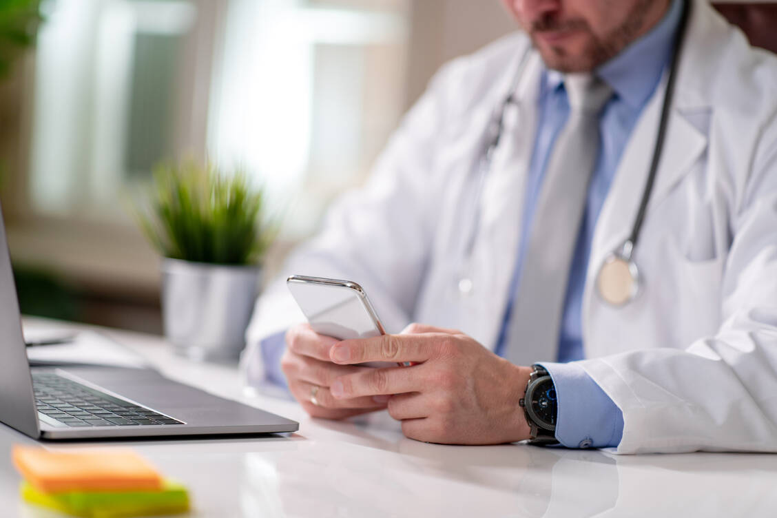 Es sind vor allem der Rechercheaufwand und die Kommunikation, ob mit der Apotheke oder dem Patienten selbst, die den Ärzten mehr Aufwand bei Lieferengpässen bescheren. / © Getty Images/Ivanko_Brnjakovic