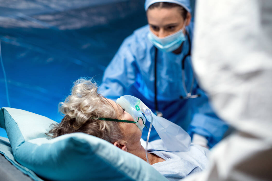 Patienten mit Pneumonie, Sepsis oder anderen schweren Infektionen bekommen fast immer Antibiotika. Doch mitunter versagen auch moderne Wirkstoffe. / Foto: Adobe Stock/Halfpoint