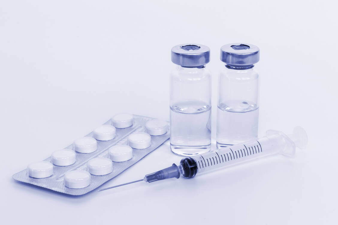 Je nach klinischer Ausprägung werden klassische Immunsuppressiva schon früh mit ­Biologika kombiniert. / © Getty Images/Iuliia Mikhalitskaia