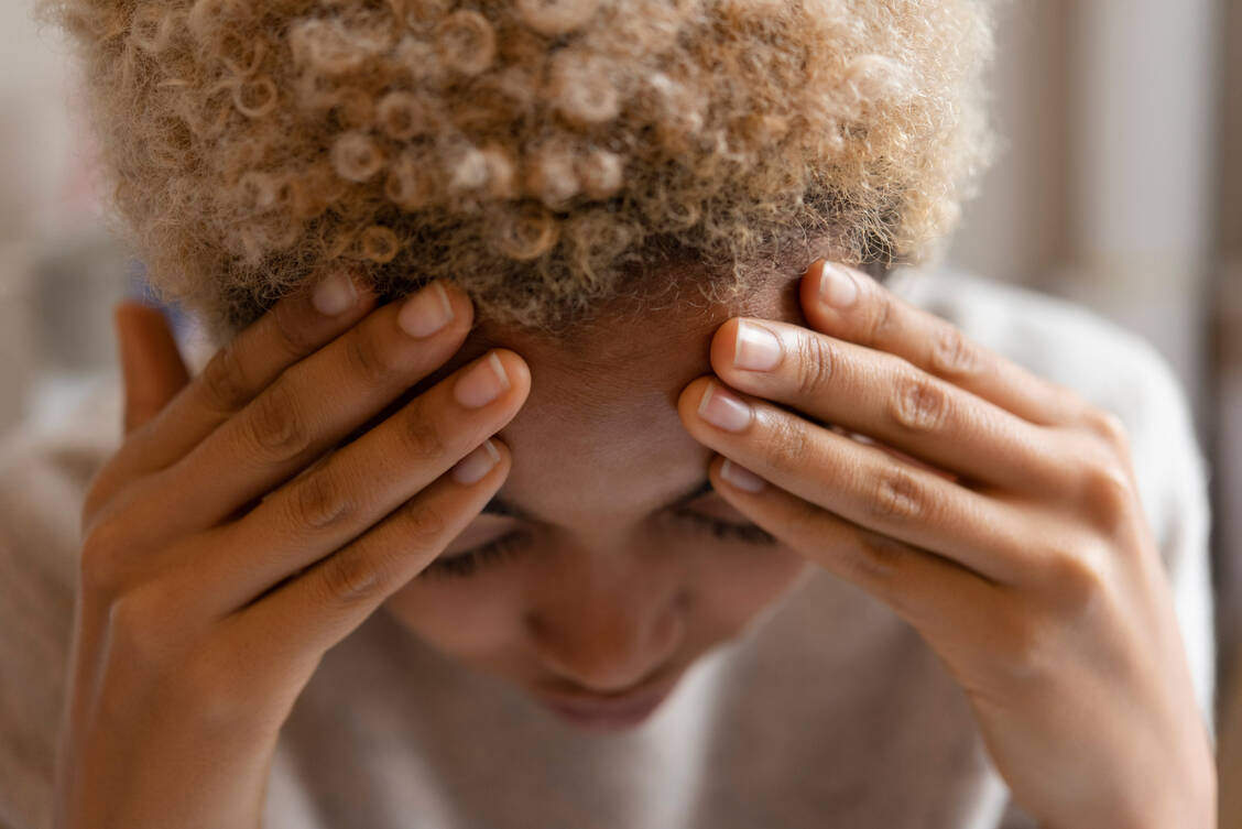 Kopfschmerz vom Spannungstyp zählt zu den primären Kopfschmerzen. Frauen sind etwas häufiger betroffen als Männer.  / Foto: Getty Images/Jamie Grill