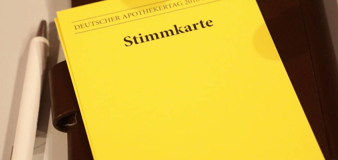 Stimmzettel hoch: Bei der diesjährigen Hauptversammlung der Apothekerinnen und Apotheker werden die Delegierten viel zu tun haben. / Foto: PZ/Alois Müller