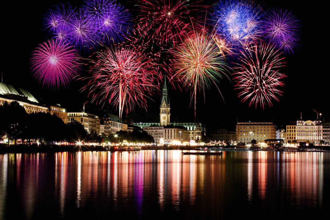 Ein professionelles Feuerwerk sieht nicht nur meist prächtiger aus als ein privates. Es reduziert zudem stark das Risiko für Augenverletzungen in der Silvesternacht. / Foto: Adobe Stock/Max40547