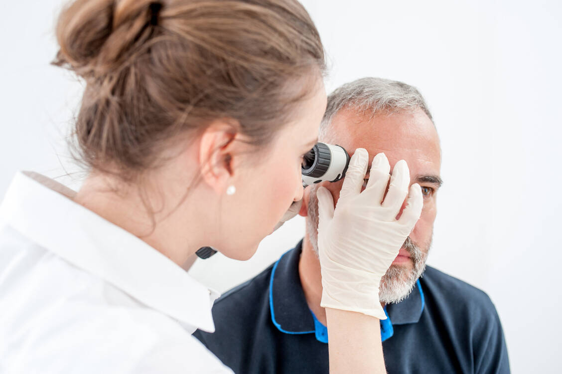 Ein Merkelzellkarzinom entsteht in der Regel auf lichtexponierten Körperstellen.  Mit dem Antikörper Retifanlimab ist in der EU eine neue Behandlung verfügbar.  / Foto: Foto: Getty Images/CasarsaGuru