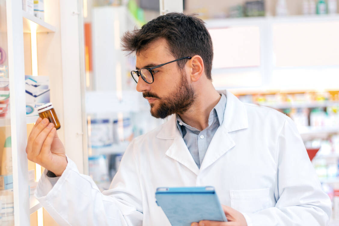 Berichtet ein Patient in der Apotheke über Nebenwirkungen oder wird ein Qualitätsmangel vermutet, sollte die Apotheke dies der AMK melden. / Foto: Getty Images/bluecinema