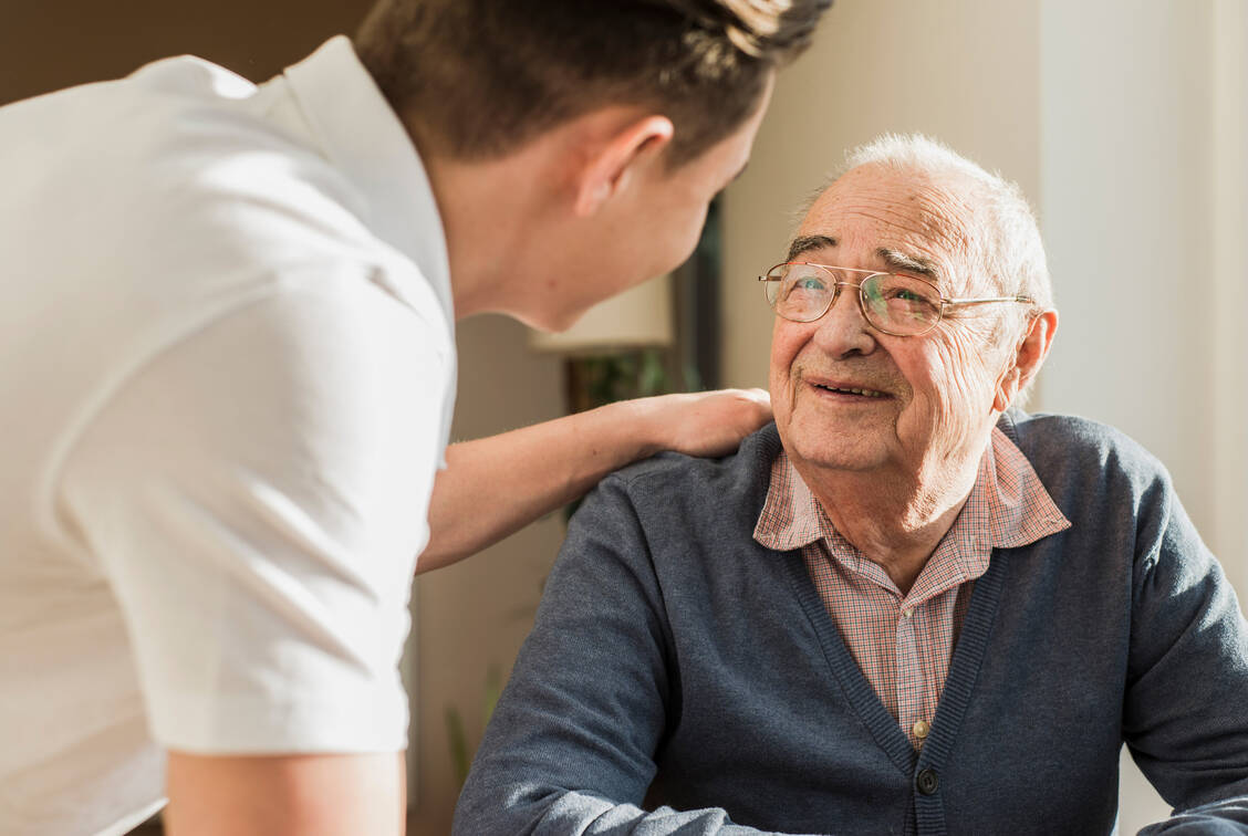 Bei der Palliativversorgung steht der Erhalt der Lebensqualität im Fokus. Sie ist nicht auf die letzten Lebenstage beschränkt. / Foto: Getty Images/Westend61