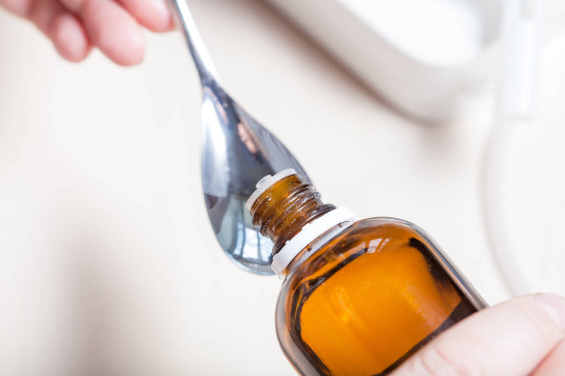 Metamizol gibt es unter anderem als Tropfen. / Foto: Getty Images/VvoeVale