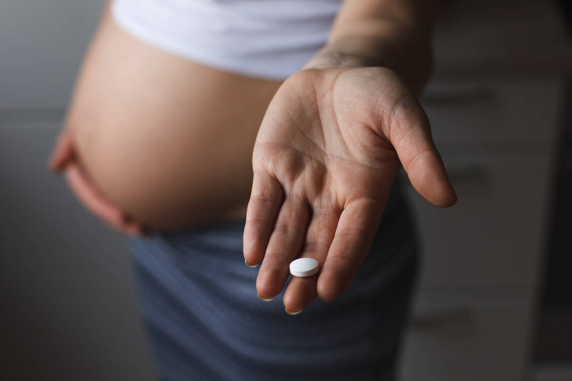 Modafinil steht im Verdacht, schwere Fehlbildungen beim Fetus auszulösen. Es sollte daher während der Schwangerschaft nicht angewendet werden. / Foto: Adobe Stock/Ольга Тернавская