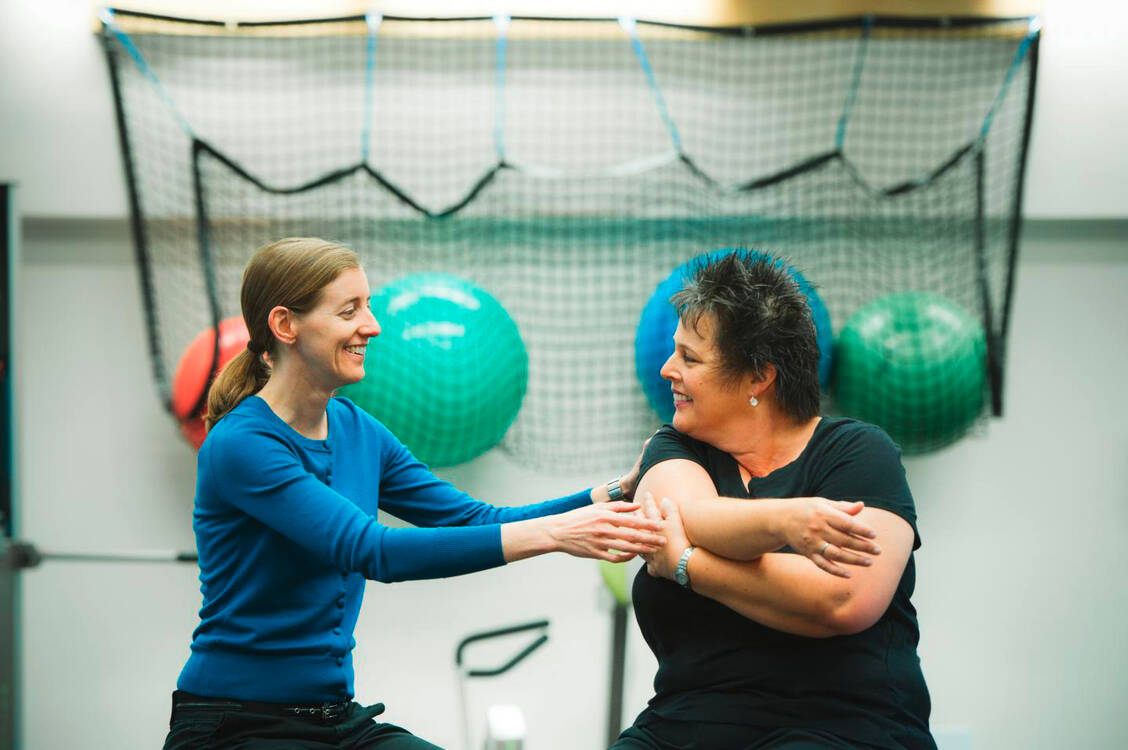 Professor Dr. Kristin Campbell (links) mit einer Krebsüberlebenden bei der Sporttherapie. / Foto: Martin Dee/University of British Columbia