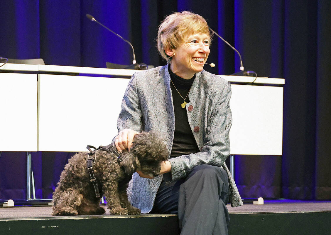 Hunde motivieren zu körperlicher Bewegung, betonte Professor Dr. Jutta Hübner, die ihren Vierbeiner mit auf die Bühne nahm. / © PZ/Alois Müller
