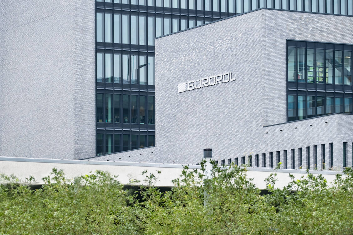 Insgesamt 52 kriminelle Netzwerke waren laut Europol bei der Aktion untersucht worden. / © IMAGO/Pond5 Images