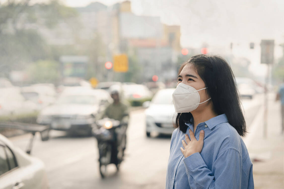 Häufigere Mutationen in krebsrelevanten Genen und eine hohe Feinstaubbelastung führen dazu, dass Lungenkrebs bei asiatische Frauen, die nie geraucht haben, besonders häufig vorkommt. / © Adobe Stock/Deemerwha studio