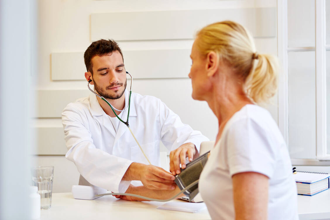 Nach dem Willen von Union und SPD sollen Patienten zuerst ihren Hausarzt aufsuchen.  / © Adobe Stock/Robert Kneschke