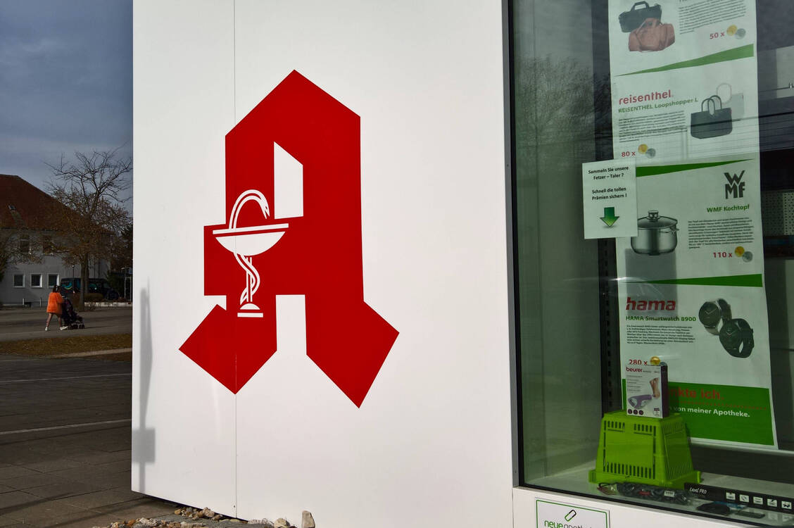 Apotheken müssen bei der Verwendung des bekannten Logos viele Regeln beachten.  / © IMAGO/Manfred Segerer