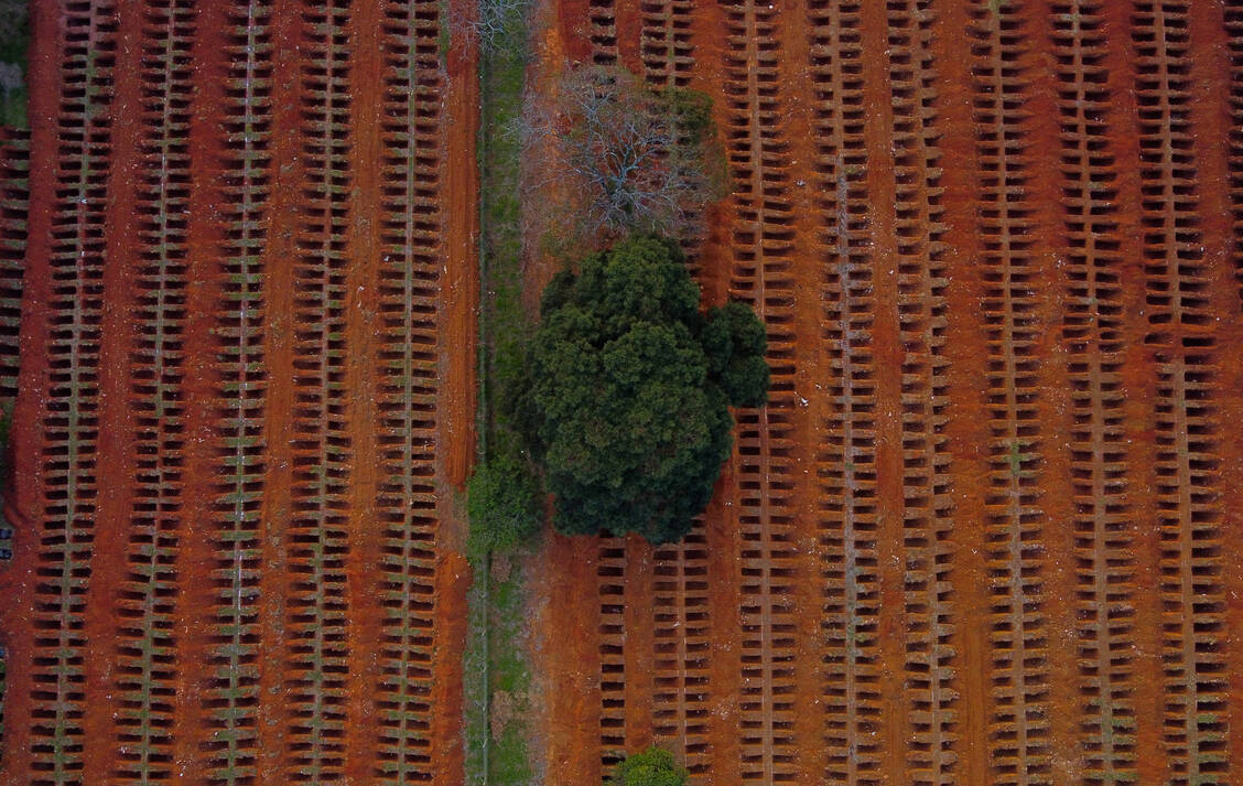 Der Friedhof Vila Formosa in Sao Paulo, Brasilien, verzeichnete im Mai aufgrund der Coronavirus-Pandemie einen 50 Prozent Anstieg der Beerdigungen.  / Foto: Alexandre Schneider/Getty Images