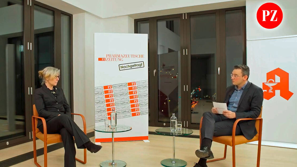 Die frisch gewählte ABDA-Präsidentin Gabriele Regina Overwiening im Interview mit PZ-Chefredakteur Benjamin Rohrer. / Foto: PZ