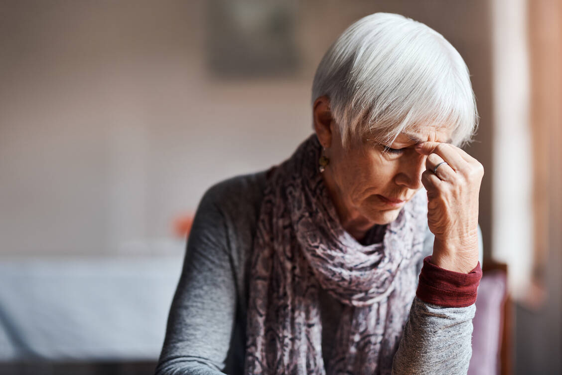 Demenz-Patienten sind irgendwann nicht mehr in der Lage, ihre Medikamente selbst anzuwenden. Manchmal fehlt auch die Krankheitseinsicht oder vermeintlich Fremdes wird verweigert. Das erfordert viel Geduld von den pflegenden Angehörigen. / Foto: Getty Images/Cecilie_Arcurs