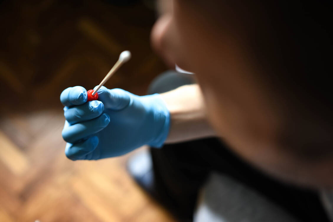 Bald laufen die ersten Sonderzulassungen für Coronavirus-Laientests aus. Laut BfArM dürfen Apotheken Lagerbestände auch nach dem Ablauf weiter abgeben. Entscheidend sind aber die Regelungen in den Bundesländern. / Foto: Getty Images/Photographer