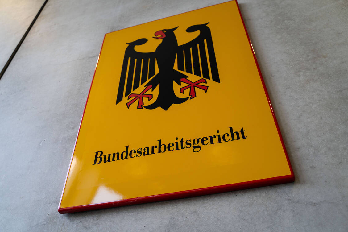 Arbeitnehmerrecht gestärkt: Das Bundesarbeitsgericht hatte einen Fall zu entscheiden, bei dem der Arbeitgeber eine Lohnerhöhung an die Unterzeichnung eines neuen Arbeitsvertrages geknüpft hatte. / © Imago/Eibner