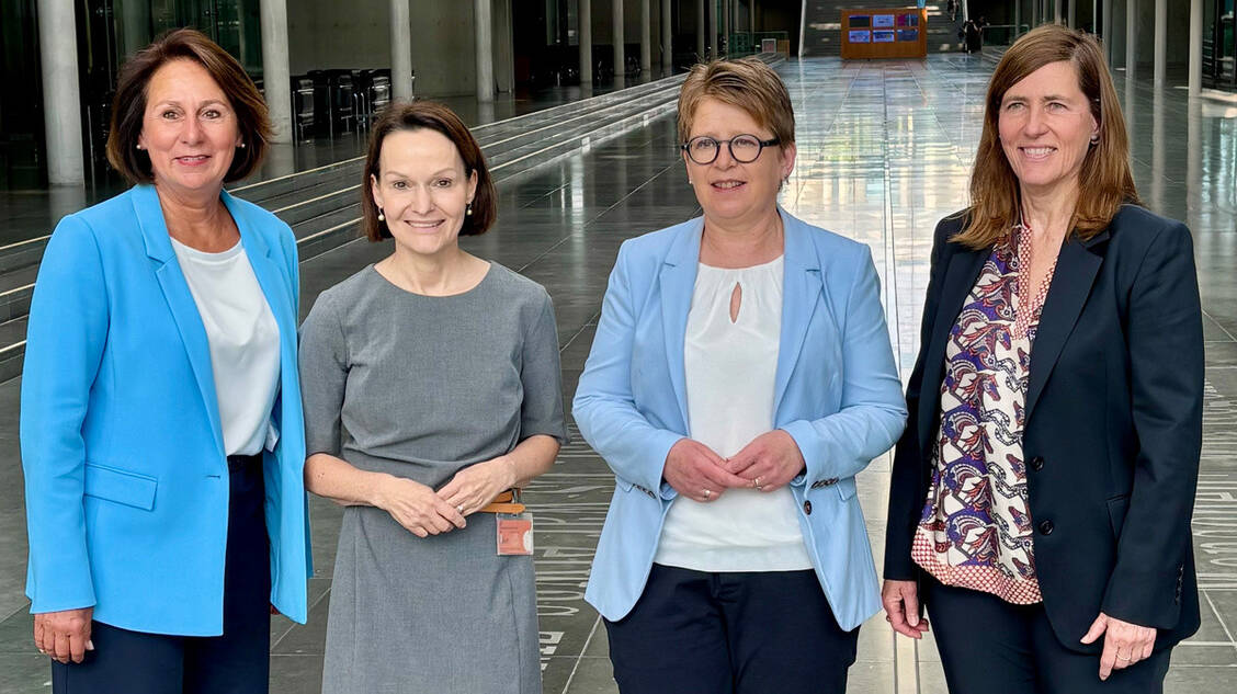 (v.l.n.r.) Nicole Westig (Pharma Deutschland Regionalbeauftragte Mitte), Dorothee Brakmann (Pharma Deutschland Hauptgeschäftsführerin), Tanja Machalet (Vorsitzende des Gesundheitsausschusses), Gabriela Soskuty (Pharma Deutschland Landesverband Mitte Vorsitzende) / © Pharma Deutschland