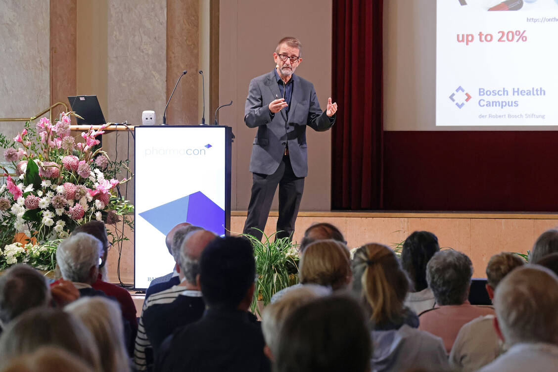 Professor Dr. Matthias Schwab zeigte eindrücklich, wie relevant Pharmakogenomik und personalisierte Medizin für die Praxis sind. / © PZ/Alois Müller