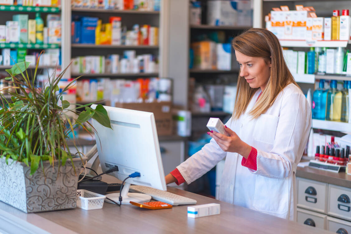 Insbesondere bei der Abgabe von Rx-Medikamenten haben Apotheker häufig nicht viel Auswahl. Dass es oftmals keine nachhaltigen Alternativen gibt, finden die Pharmazeuten nicht gut. / Foto: AdobeStock/Dragana Gordic