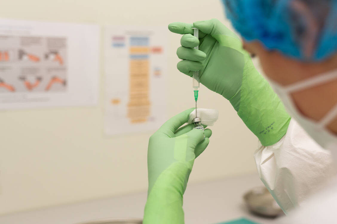 Comirnaty ist der einzige Covid-19-Impfstoff, bei dem ein Verdünnungsschritt nötig ist. Die Neuformulierung würde die Handhabung stark vereinfachen. / Foto: Max Lewe