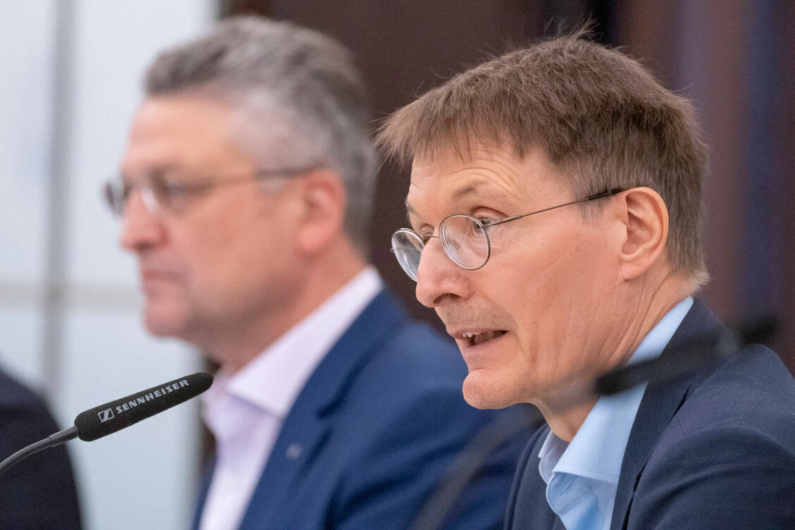Für den Fall einer weiteren Ausbreitung will Bundesgesundheitsminister Professor Karl Lauterbach (SPD, rechts) gerüstet sein. Gemeinsam mit RKI-Chef Lothar Wieler (links) informierte Lauterbach heute am Rande des Ärztetags zudem über Regelungen im Umgang mit Infizierten. / Foto: Imago/Chris Emil Janßen