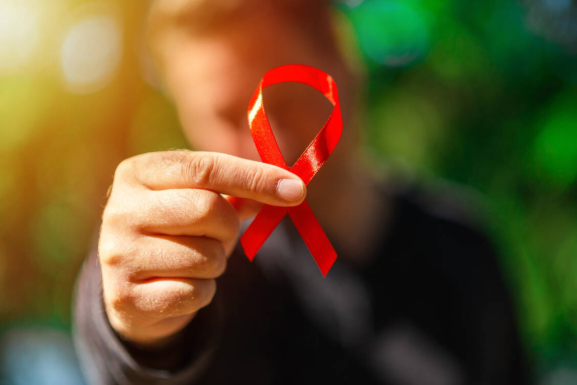 Trotz der Effizienz der antiretroviralen Therapie ist eine HIV-Infektion eine chronische Erkrankung, die den Körper belastet. Altersabhängige Erkrankungen treten bei HIV-Infizierten unter Umständen früher auf. / Foto: Adobe Stock/ARVD73