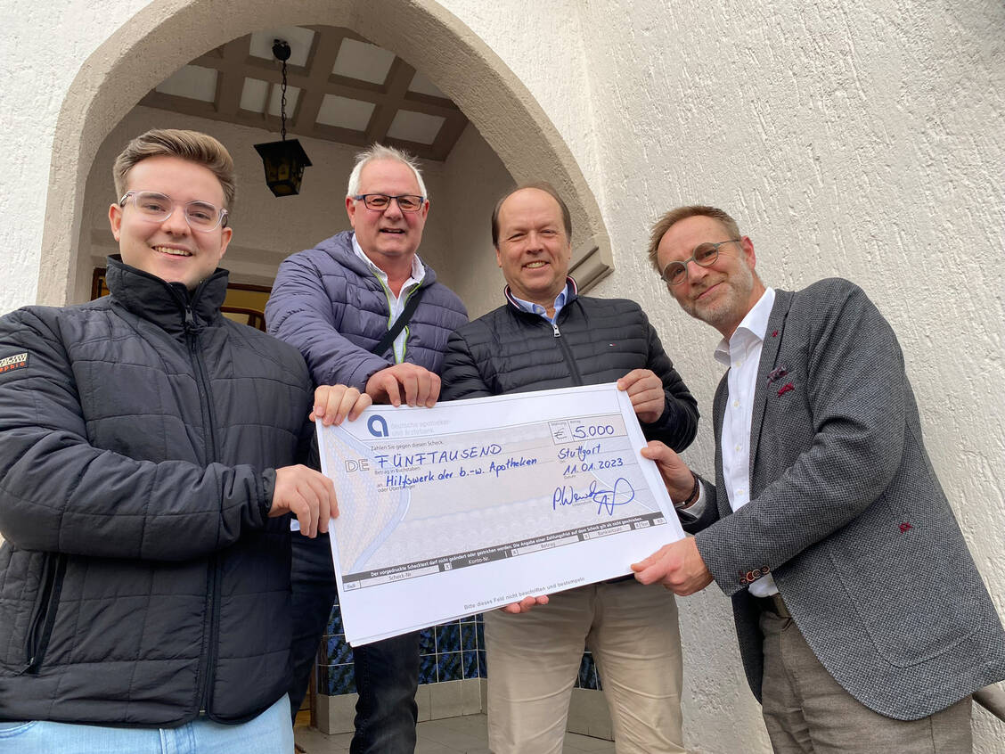 Frank Eickmann, stellvertretender Geschäftsführer des Landesapothekerverbandes Baden-Württemberg, Peter Wewerka, Geschäftsführer von Advantest Europe, Michael Klotz und Max Reinhardt von der Initiative »Helfen statt Hamstern« (v.r.n.l.). / Foto: Hilfswerk