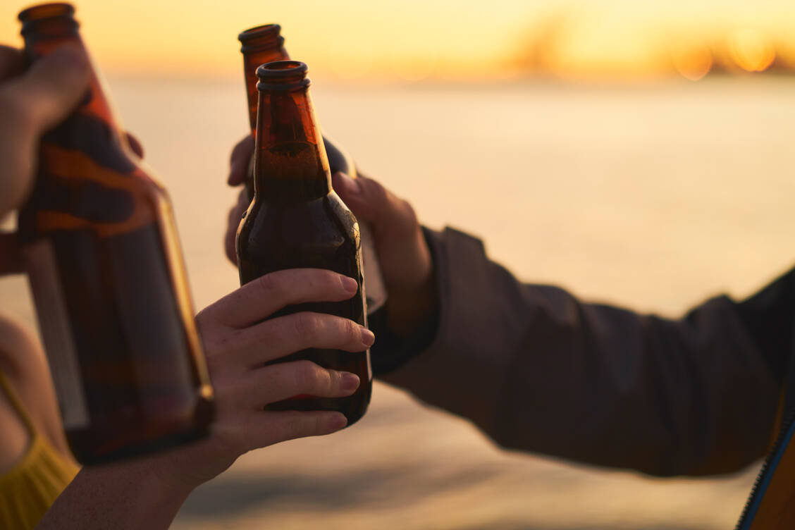 Alkohol zu trinken, gehört in vielen Situationen zur Geselligkeit dazu. Wer auf seine Gesundheit achtet, sollte allerdings möglichst wenig Alkohol konsumieren. / Foto: Getty Images/The Good Brigade