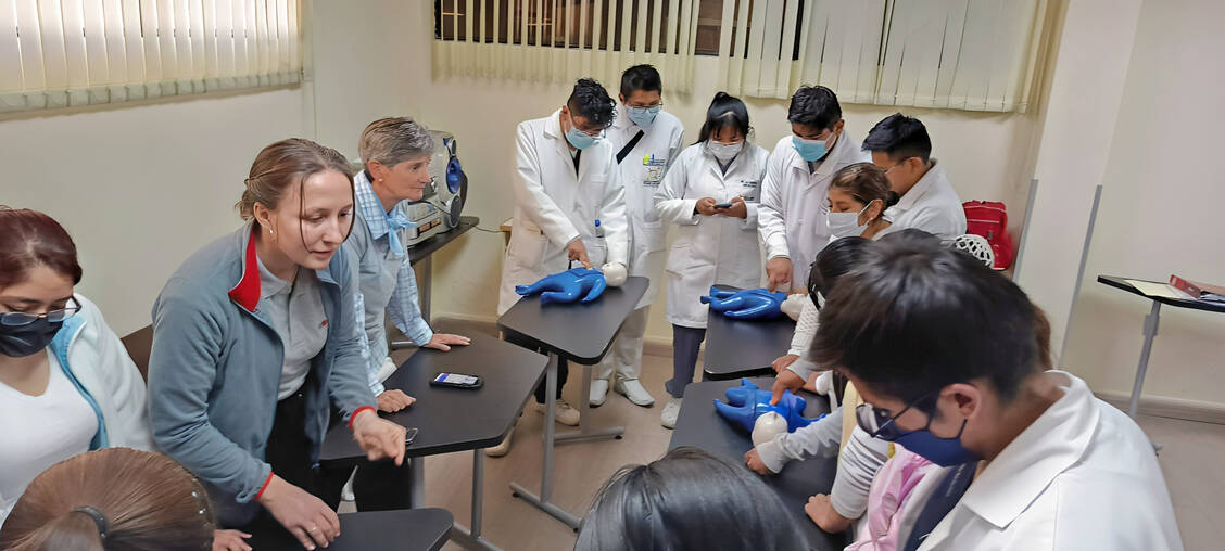 Praktische Übungen beim Kinderkardio-Workshop in El Alto/Bolivien: Rettungssanitäterin Anne Spielvogel und Freiwillige Lili Beck an der Station der neonatalen Herz-Lungen-Wiederbelebung / Foto: Herzverein/Apotheker Helfen