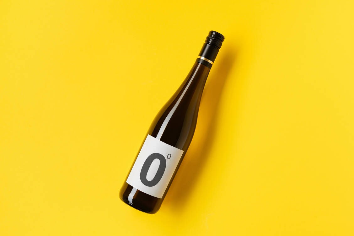 Mittlerweile gibt es ein reiches Angebot alkoholfreier Alternativen, sogar bei Wein. / Foto: Getty Images/Dariia Chernenko