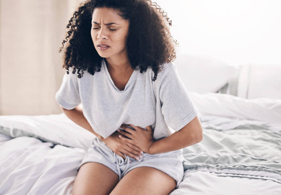 Der AOK-Umfrage zufolge haben 43 Prozent der befragten Frauen mit Regelschmerzen bisher von Endometriose weder gelesen noch gehört. / Foto: Adobe Stock/Rene La/peopleimages-com