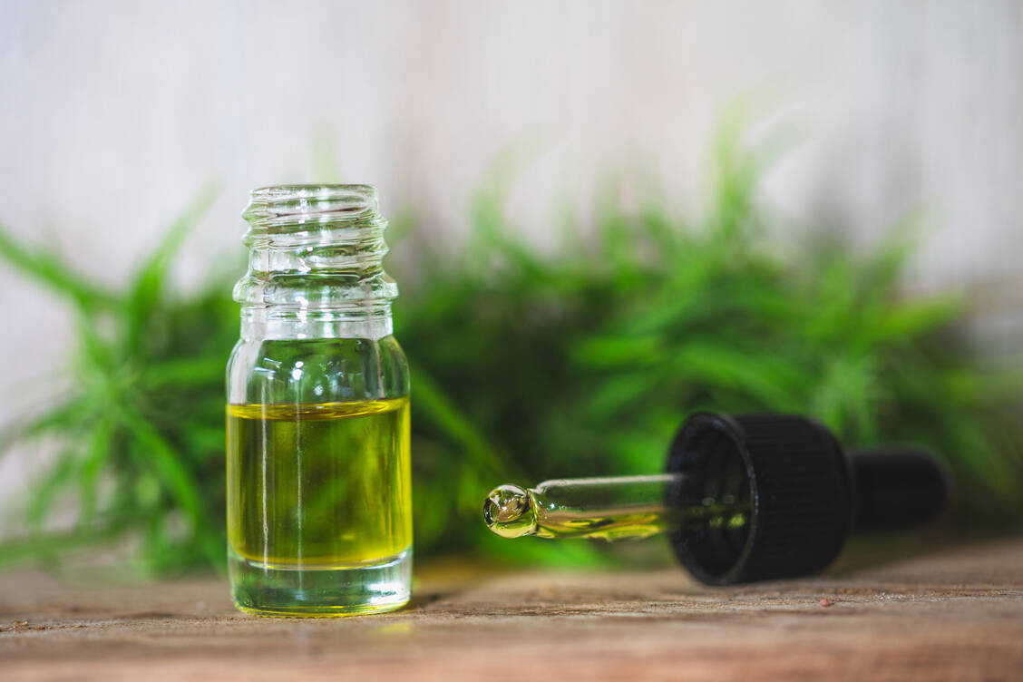Allgemeinmediziner, Internisten sowie weitere Facharztgruppen und Mediziner mit bestimmten Zusatzbezeichnungen dürfen ab sofort medizinisches Cannabis verordnen, ohne zuvor die Genehmigung einer Kasse einzuholen. / © Getty Images/Tinnakorn Jorruang