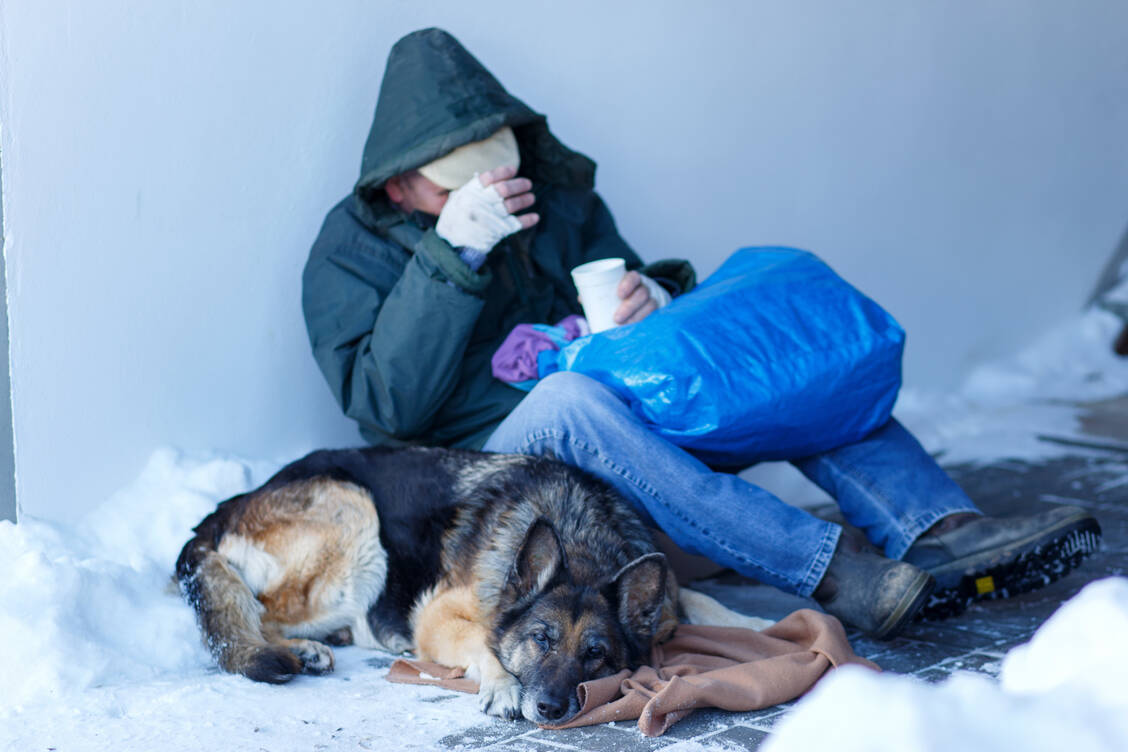 Jeden Winter erfrieren auch in Deutschland Menschen. Im Winter 2023/2024 waren es laut Statista mindestens sechs obdachlose Personen. / © Adobe Stock/Juefrateam