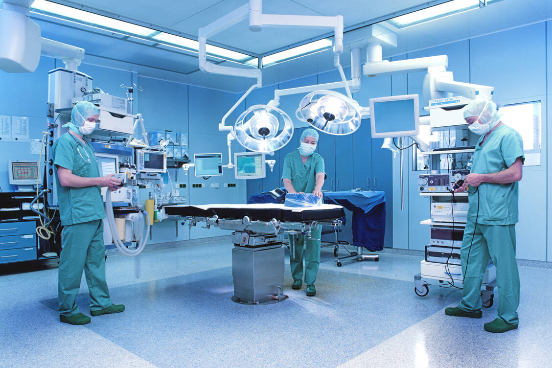 In Krankenhäusern und Arztpraxen werden Mittel zur Flächendesinfektion knapp. Jetzt sollen die Apotheken aushelfen. / Foto: Adobe Stock/ jenshagen -