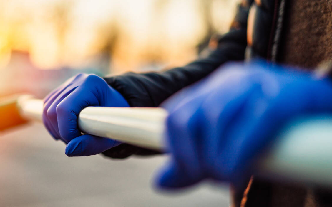 Um sich auch unterwegs zu schützen, tragen aktuell viele Menschen Einmalhandschuhe. Experten raten allerdings davon ab.  / Foto: Adobe Stock / kerkezz 