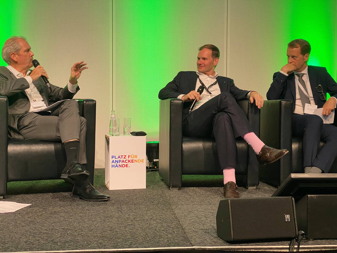 Jens Scholz, Otto Quintus Russe und Patrick van de Loo beim Hauptstadtkongress Medizin und Gesundheit 2025 in Berlin.  / © PZ/ Alexandra Amanatidou
