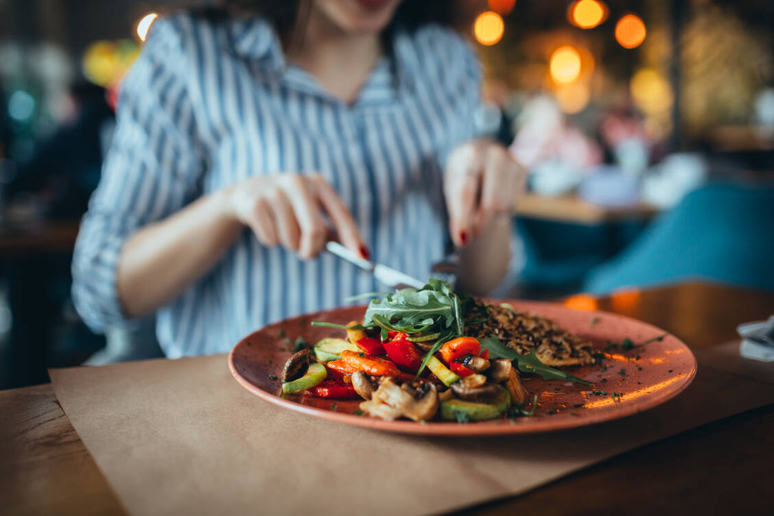 Die Neurowissenschaftlerin Dr. Manuela Macedonia vermittelt mithilfe von Kochrezepten, wie Ernährung und Gehirnleistung zusammenhängen. / © Adobe Stock/cherryandbees