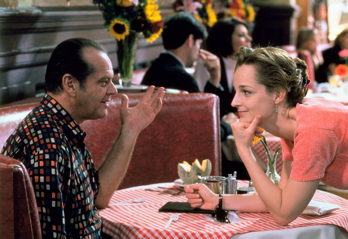 Im Film »Besser geht’s nicht« gerät der von Jack Nicholson gespielte Protagonist wegen seiner zahlreichen Zwangsstörungen oft mit seinen Mitmenschen aneinander. Verständnis bringt ihm nur die Kellnerin Carol (gespielt von Helen Hunt) entgegen.  / Foto: Picture Alliance/PictureLux/The Hollywood Archive