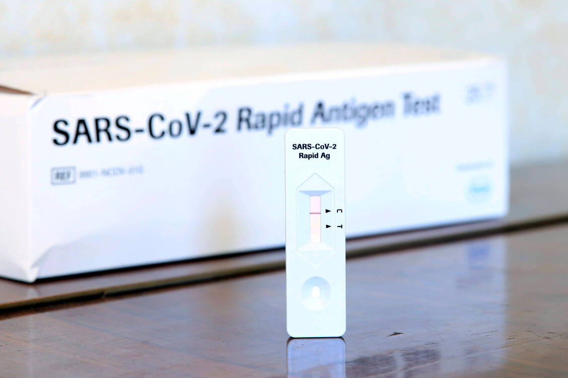 Einige Coronavirus-Laientests werden ausschließlich in größeren Gebinden verkauft. Mit der Bezirksregierung Düsseldorf hat nun erstmals eine Landesbehörde die Auseinzelung untersagt. / Foto: imago images/Future Image