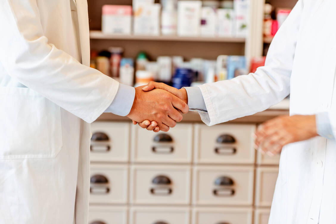 Eine Auswertung des ARMIN-Projekts zeigt, dass Ärzte nur 3,3 Prozent der von Apothekern vorgeschlagenen pharmazeutischen Interventionen ablehnten. Dahinter dürften klare Absprachen und Verantwortlichkeiten stecken. / © Getty Images/ljubaphoto