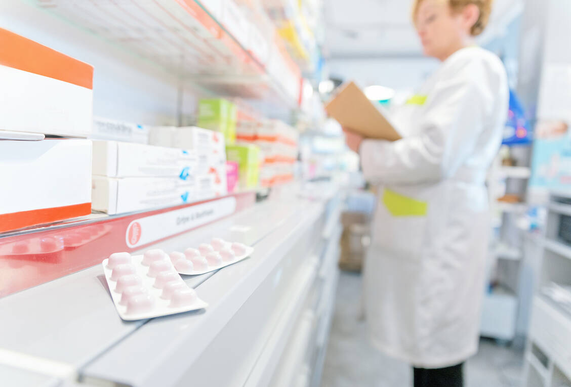Apotheken sind verpflichtet, regelmäßig Fertigarzneimittel zu überprüfen und potenzielle Mängel, auch solche, die von Patienten berichtet werden, an die AMK zu melden. / © Getty Images/Cris Cantón
