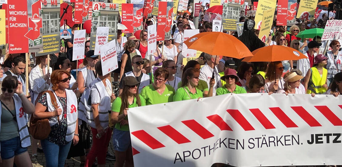 Gemeinsam auf die Straße gehen und für bessere Rahmenbedingungen protestieren – am 23. März gibt es wieder Apothekenproteste. Geplant sind Aktionen an vier Standorten. / © SAV