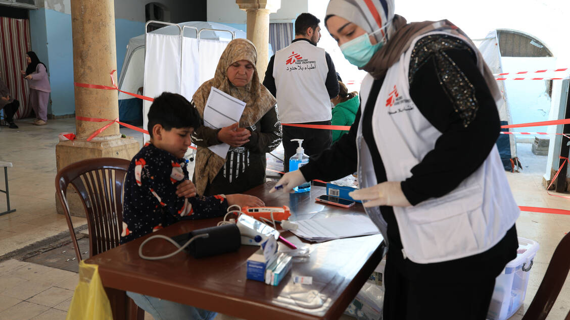 Eine von »Ärzte ohne Grenzen« organisierte mobile Klinik bietet in Sidon Saida im Südwesten des Libanon Gesundheitsuntersuchungen und medizinische Grundversorgung für Zivilisten an. / © Imago/CTK Photo