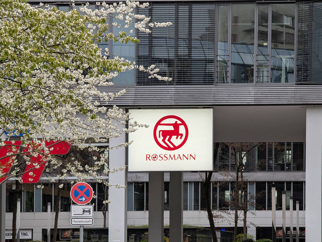 Nachdem Rossmann zu Beginn dieses Jahres bekannt gegeben hatte, einen eigenen Versandhandel mit rezeptfreien Medikamenten starten zu wollen, bekräftigte Raoul Roßmann in einem Gespräch mit dem RND seine Entscheidung erneut. / © Imago/NurPhoto